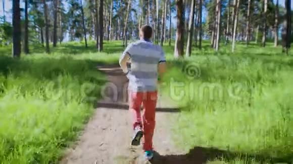 年轻人在公园里慢跑他加速并在极限上奔跑视频的预览图