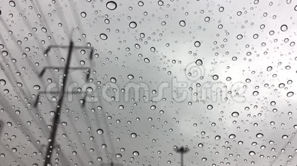 在雨天交通堵塞雨落在挡风玻璃或挡风玻璃上视频的预览图