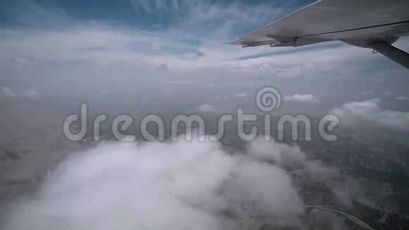 从飞机窗口到地面上方的云层从高度Shevelev视频的预览图