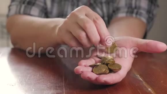 把年长的女人和硬币拿出来存钱为未来投资理念省钱视频的预览图