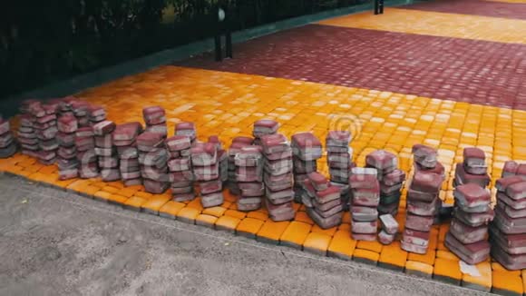儿童公园的五彩人行道砖铺在地上准备铺设视频的预览图