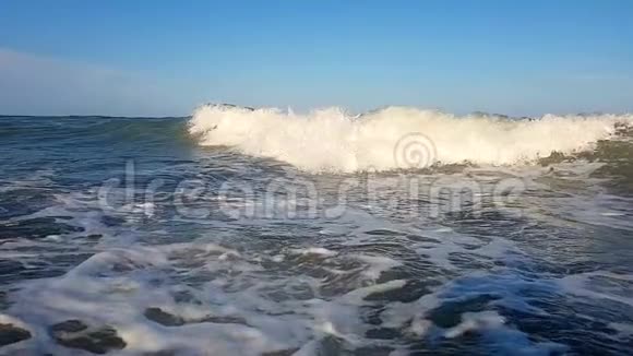 波浪向海岸移动向海滩移动波浪的落差正在向上坡跳动视频的预览图