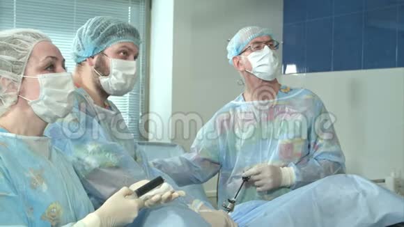 手术室的医护人员正在进行成功的手术视频的预览图
