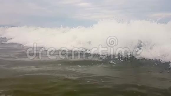 波浪向海岸移动向海滩移动波浪的落差正在向上坡跳动视频的预览图