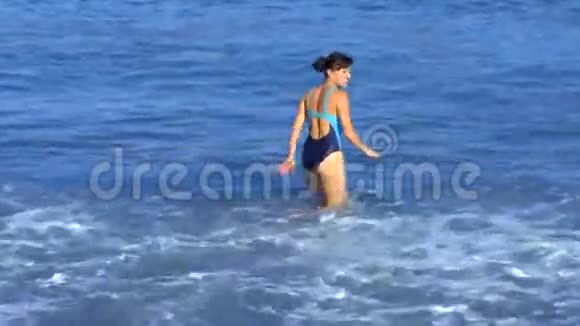 女孩在海里游泳视频的预览图