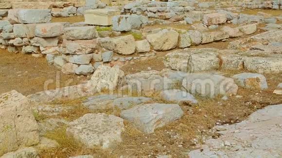 古希腊神庙的竖盘有大理石柱和卡里亚蒂视频的预览图