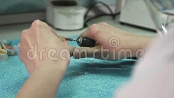 牙科技师做脱胎术视频的预览图