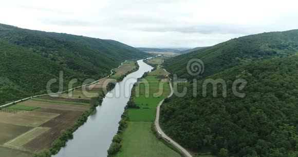 森林河流和农业用地从空中俯瞰视频的预览图