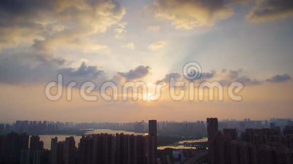 夏季武汉城市天际线日落时分视频的预览图