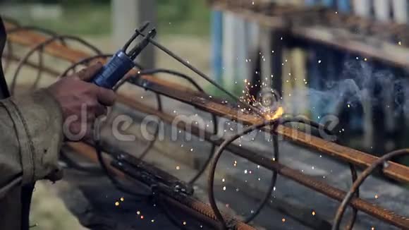 员工在施工现场焊接金属结构建筑工程户外工作视频的预览图