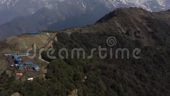 尼泊尔安纳普尔纳玛迪喜徒步旅行空中镜头视频的预览图