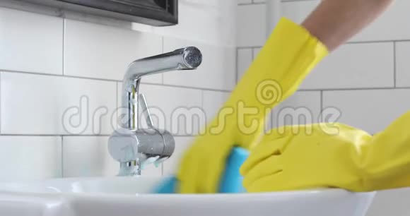 卫生间女性手清洁搅拌机视频的预览图