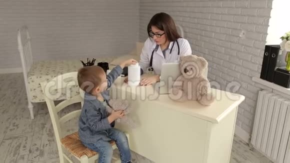 孩子们在医生的接待处视频的预览图