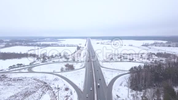冬季公路上无人驾驶汽车飞行的全景视频的预览图