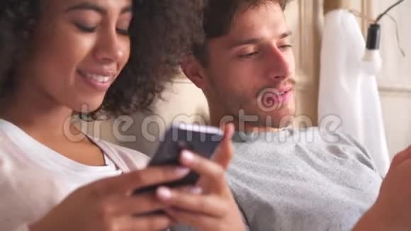 夫妻在床上分享手机视频的预览图