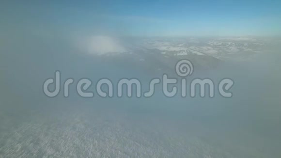 鸟瞰横贯喀尔巴阡山脉和云层滑雪胜地飞行员乌克兰视频的预览图
