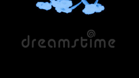 许多流动的荧光蓝墨水或烟雾隔离在黑色的缓慢运动蓝在水中打开用途视频的预览图