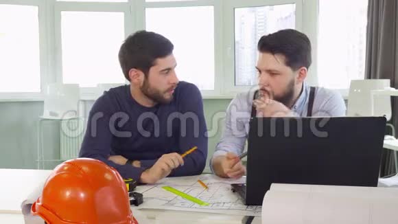两位建筑师在桌子旁做手势视频的预览图