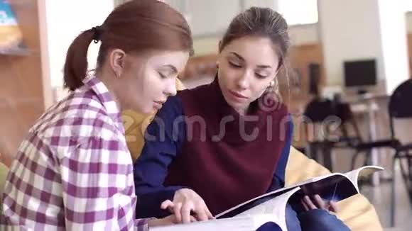 两个女孩在图书馆学习科学书籍视频的预览图