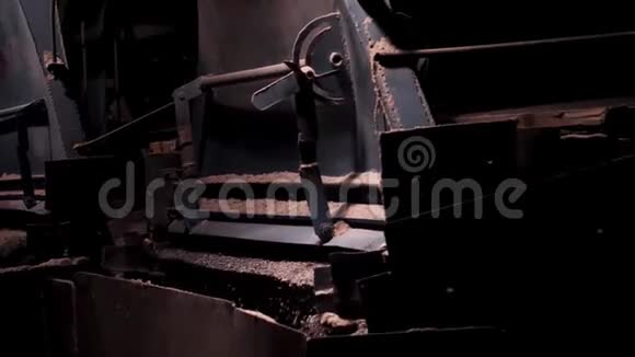 破碎机械输送小型破碎花岗岩碎石采矿设备在工作过程中重工业视频的预览图