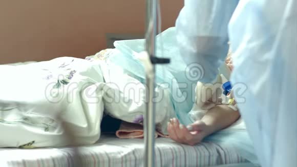 护士把滴管放在医院的病人手臂上视频的预览图