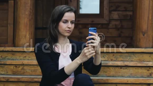 微笑年轻女性摆姿势在户外自拍视频的预览图