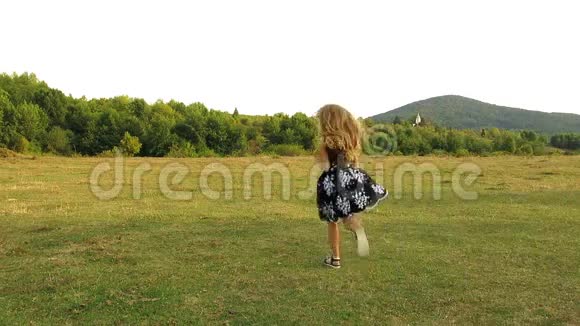 小女孩跑掉了女孩在镜头前逃跑女孩跑在田野上长卷发的女孩从后面看视频的预览图