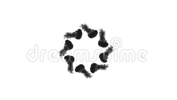大量的流动形成环墨水注入是孤立的白色在缓慢的运动黑色书写墨水混在水里英奇视频的预览图