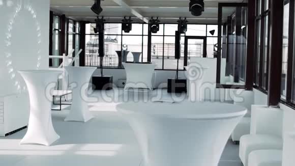 轻盈的大型餐厅大厅有全新的白色家具和可爱的窗户视频的预览图