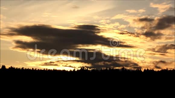 金色的夕阳云彩划过天空视频的预览图