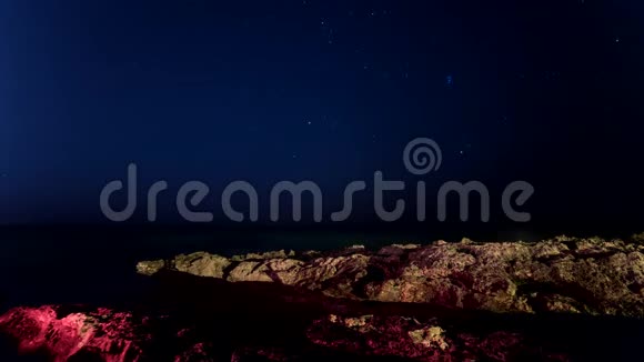 夜空和红石的时间流逝一艘孤独的船帆和一颗星星坠落的地方视频的预览图