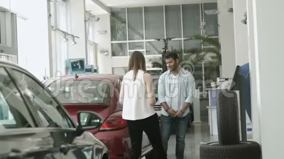 年轻夫妇在汽车经销店选择现代汽车视频的预览图