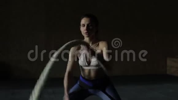 美丽的运动女性与绳箱一起锻炼健身房共用空间自信激励运动生活方式活动爱好视频的预览图