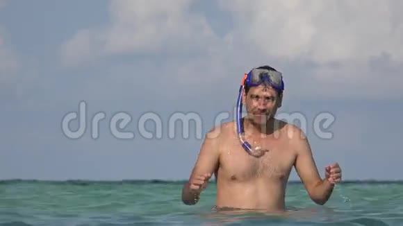 人类与斯诺克尔在海洋中游泳视频的预览图