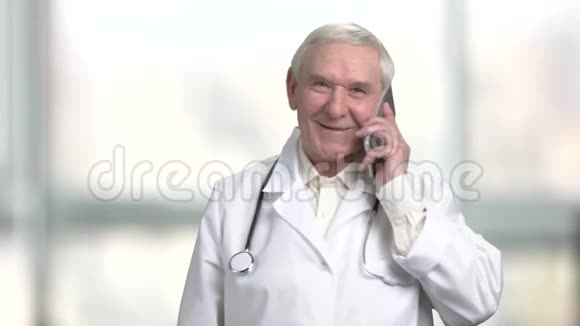 积极开朗的高级医生打电话视频的预览图