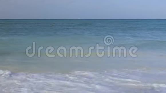 加勒比海的巨浪正在破坏海岸青绿色海水和蓝天阿鲁巴岛的鹰滩视频的预览图