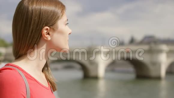 巴黎海滨妇女肖像年轻的孤独游客穿越欧洲视频的预览图