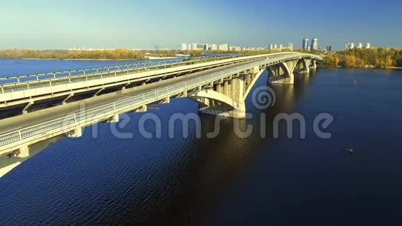 在基辅的Dnipro河的地铁大桥上行驶空中飞行视频的预览图