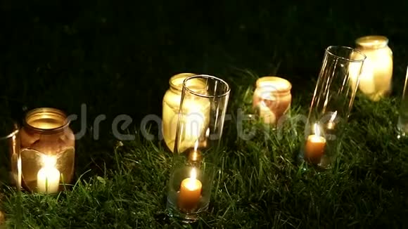 夜晚婚礼的精美复古装饰装有蜡烛的罐子视频的预览图