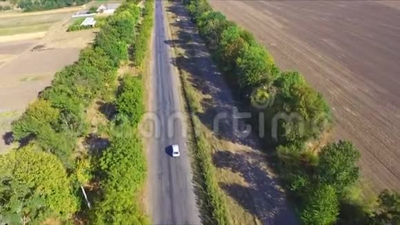 空中观景电动汽车在乡村道路上行驶豪华汽车行驶视频的预览图