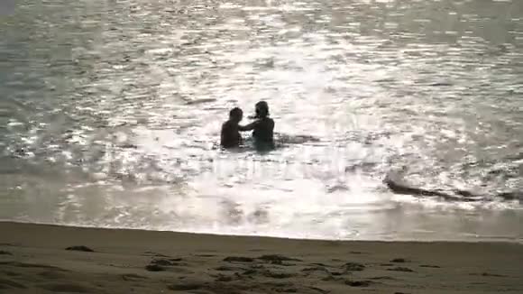 一对夫妇朝大海奔去跳进水中视频的预览图
