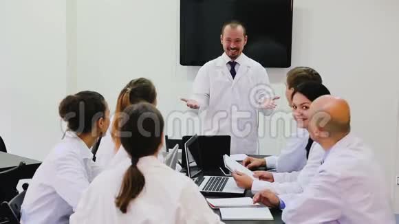 主任医师在诊所举行座谈会视频的预览图