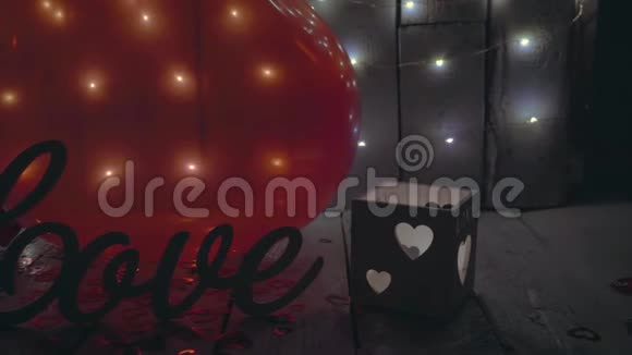 慢特写幻灯片拍摄的爱的标志与红色的心灯和红色的巴伦在背景情人节视频的预览图