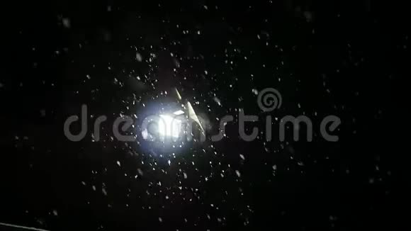 雪在夜间冬天慢慢落下灯笼在雪地里闪闪发光慢动作视频的预览图