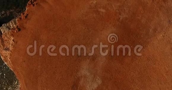 飞过红沙靠近卡梅尼岩石和淹没的船视频的预览图