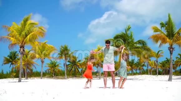 快乐的家庭在热带海滩玩得开心爸爸和孩子们一起在白沙滩度假视频的预览图
