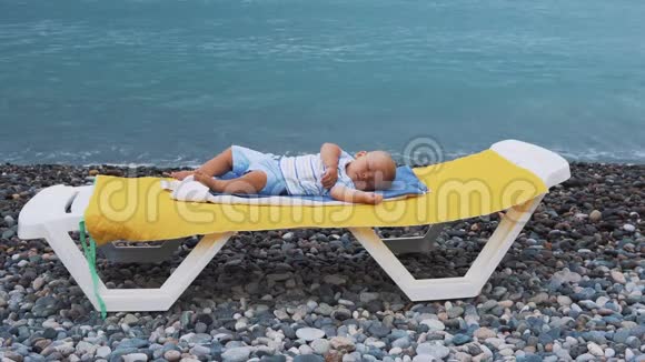 在海滩上睡觉的孩子视频的预览图