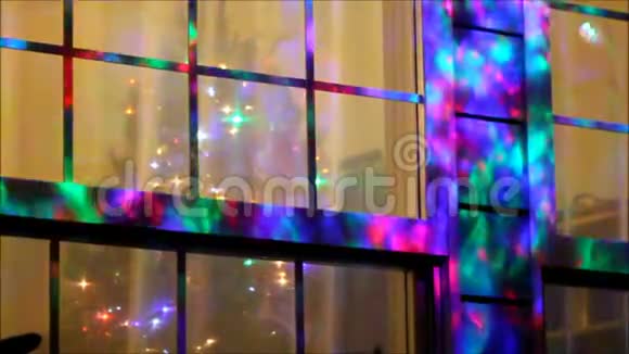 有圣诞树的窗户上闪烁的灯光视频的预览图