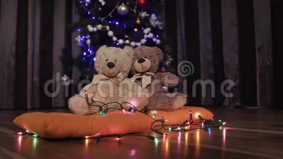 装饰圣诞树花环和两只玩具泰迪熊的模糊背景视频的预览图