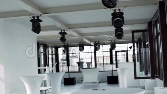 轻型大餐厅大厅与全新的马特白色家具和可爱的窗户视频的预览图